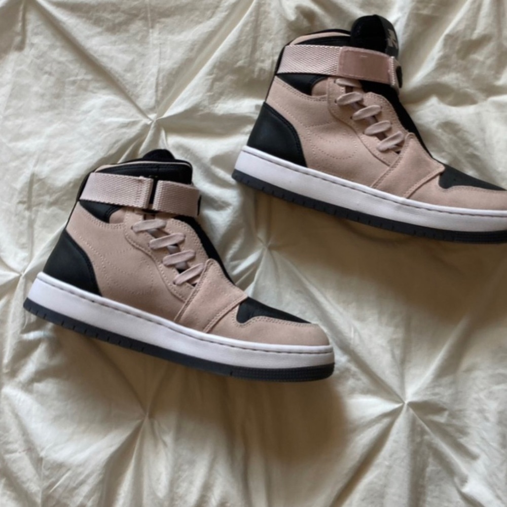 RARE! Nike AIR JORDAN 1 women’s 8.5 Like new!